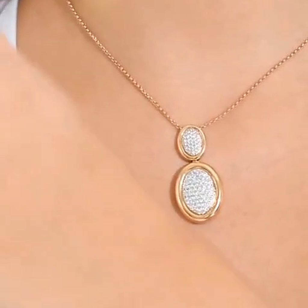 Collier Or Rose - Pendentif Double Ovale Serti de Pierres — présenté sur mannequin