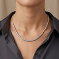 Collier rivière en or blanc 18k serti de pierres - bijou porté par une mannequin