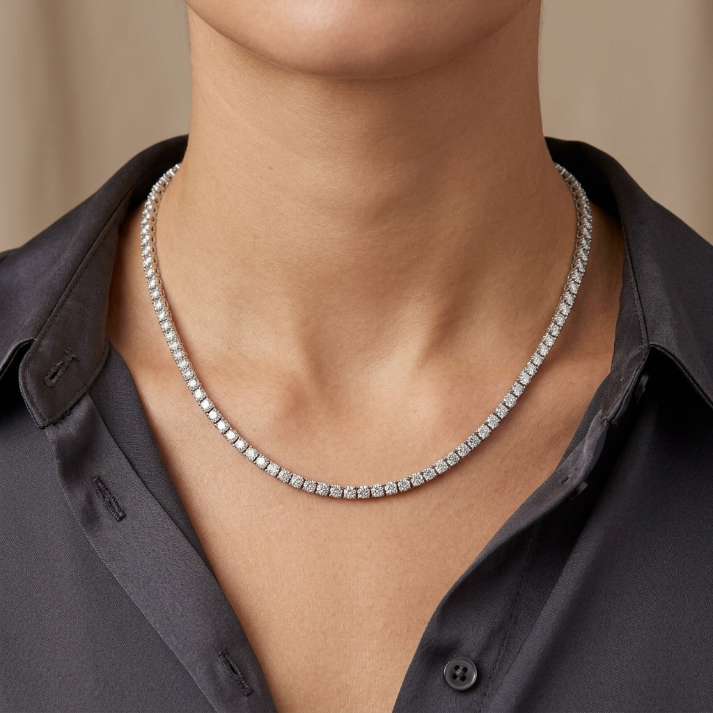 Collier rivière en or blanc 18k serti de pierres - bijou porté par une mannequin