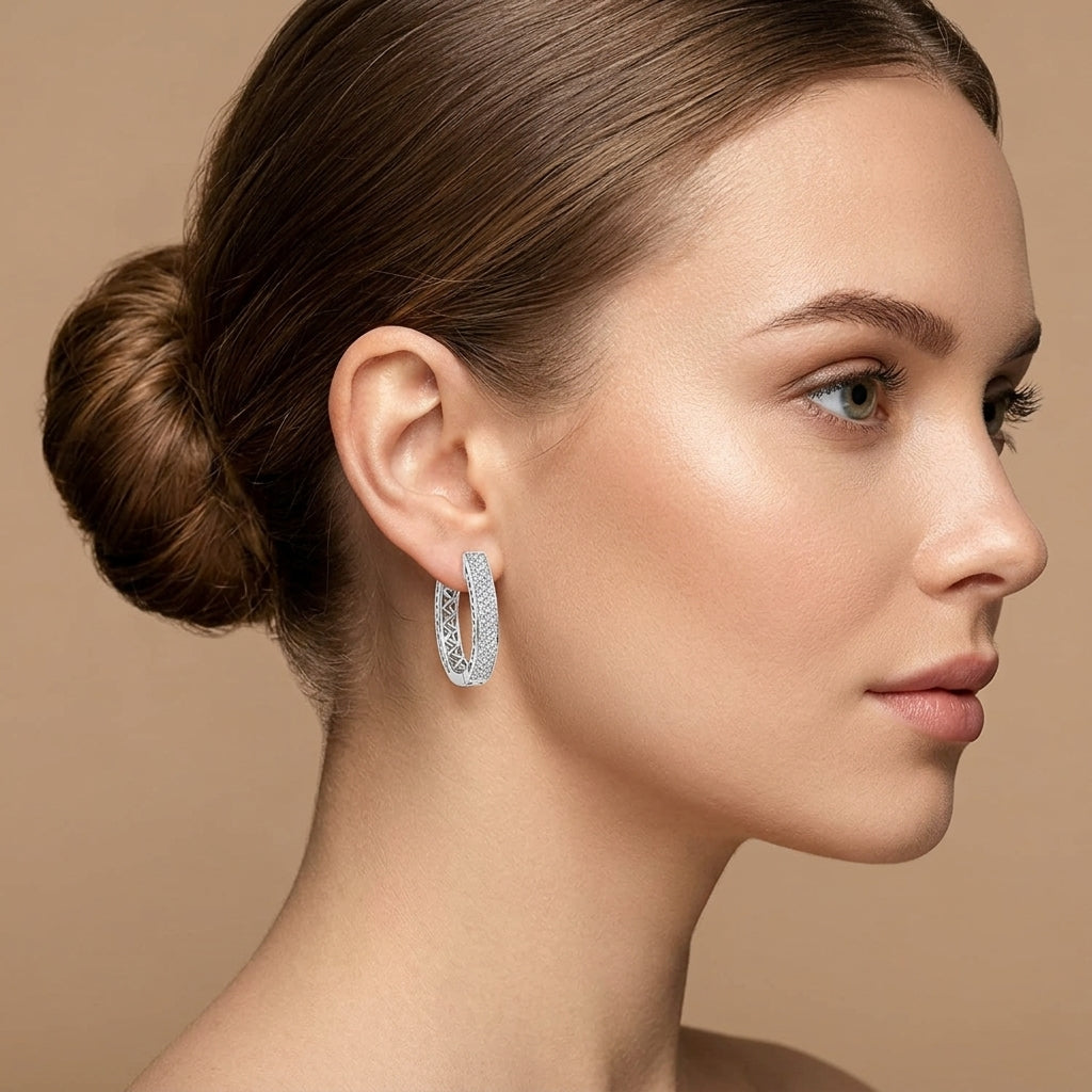 Boucles d'oreilles créoles en or blanc 18k pavées de pierres - bijou porté par une mannequin