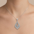 Pendentif Goutte Ajourée Or Blanc - Pavée de Pierres — présenté sur mannequin