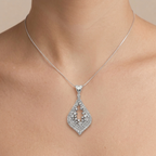 Pendentif Goutte Ajourée Or Blanc - Pavée de Pierres — présenté sur mannequin