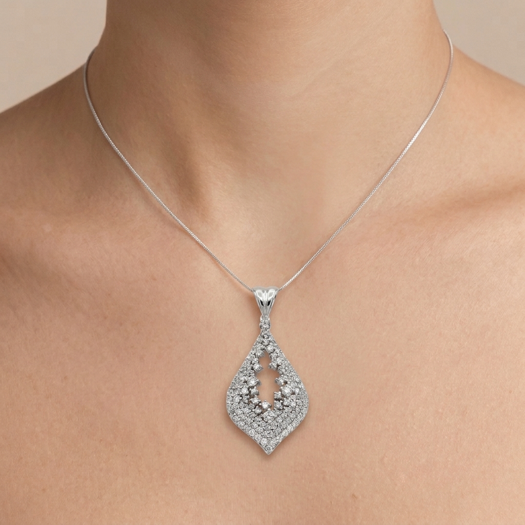 Pendentif Goutte Ajourée Or Blanc - Pavée de Pierres — présenté sur mannequin
