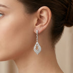 Boucles d'oreilles pendantes en or blanc 18k gouttes ajourées pavées - bijou porté par une mannequin