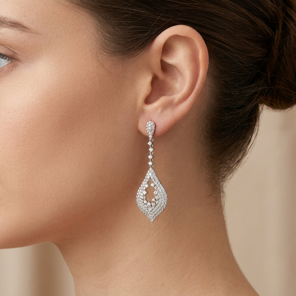 Boucles d'oreilles pendantes en or blanc 18k gouttes ajourées pavées - bijou porté par une mannequin