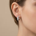 Boucles d'oreilles mini créoles en or blanc 18k pavées de pierres - bijou porté par une mannequin