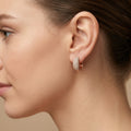 Boucles d'oreilles mini créoles en or rose 18k pavées de pierres - bijou porté par une mannequin