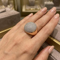 Bague dôme en or rose 18k pavée de pierres, or blanc - bijou porté par une mannequin