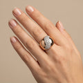 Bague large en or rose 18k pavée de pierres, motif croisé - bijou porté par une mannequin