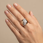 Bague large en or rose 18k pavée de pierres, motif croisé - bijou porté par une mannequin