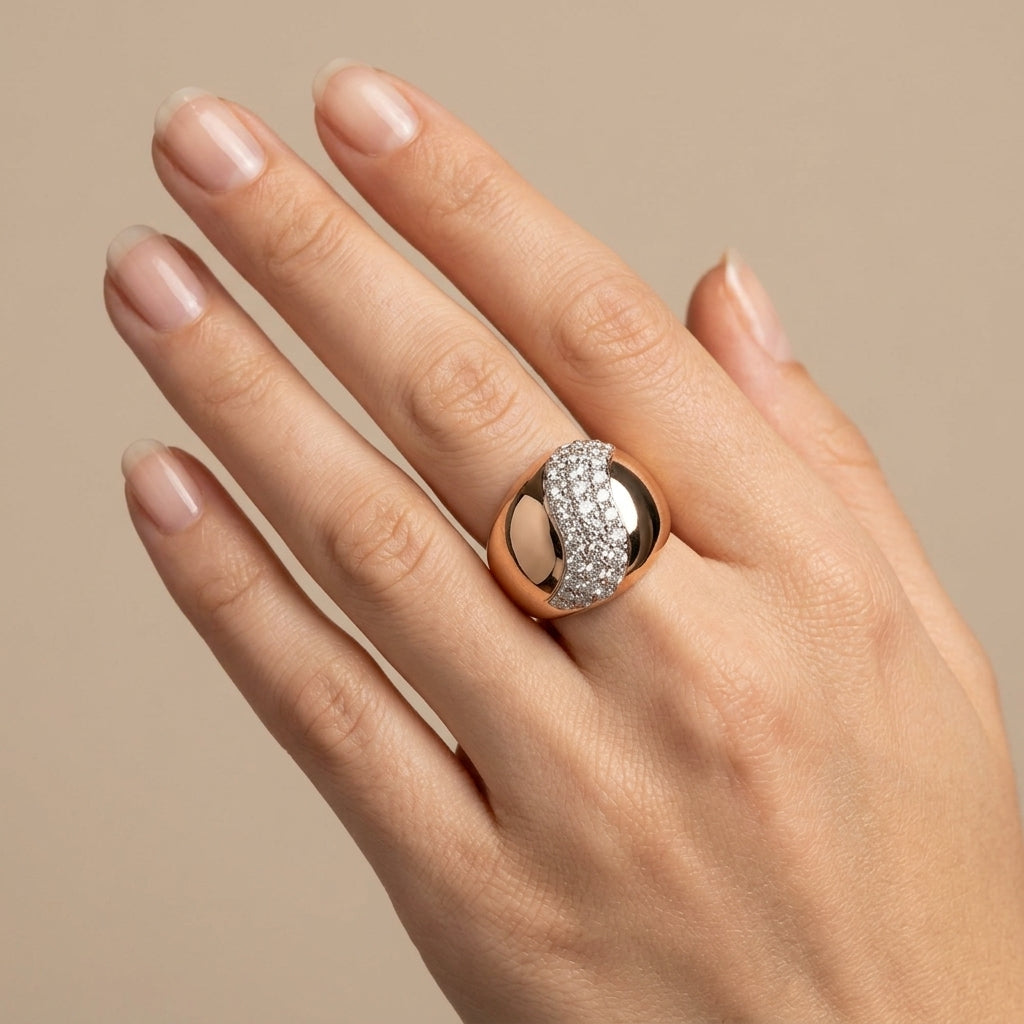 Bague large en or rose 18k pavée de pierres, motif croisé - bijou porté par une mannequin