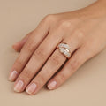 Bague en or rose 18k pavée de pierres, anneau croisé ajouré - bijou porté par une mannequin