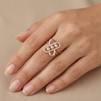 Bague fleur en or rose 18k sertie de pierres, double anneau - bijou porté par une mannequin
