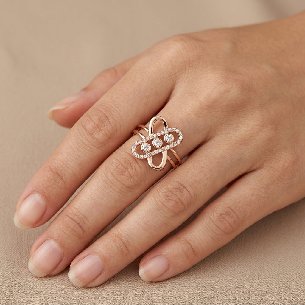 Bague fleur en or rose 18k sertie de pierres, double anneau - bijou porté par une mannequin