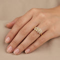 Bague en or rose 18k fleurs pavées de pierres - bijou porté par une mannequin