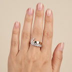 Bague en or rose 18k anneau motif maille, pierres serties - bijou porté par une mannequin