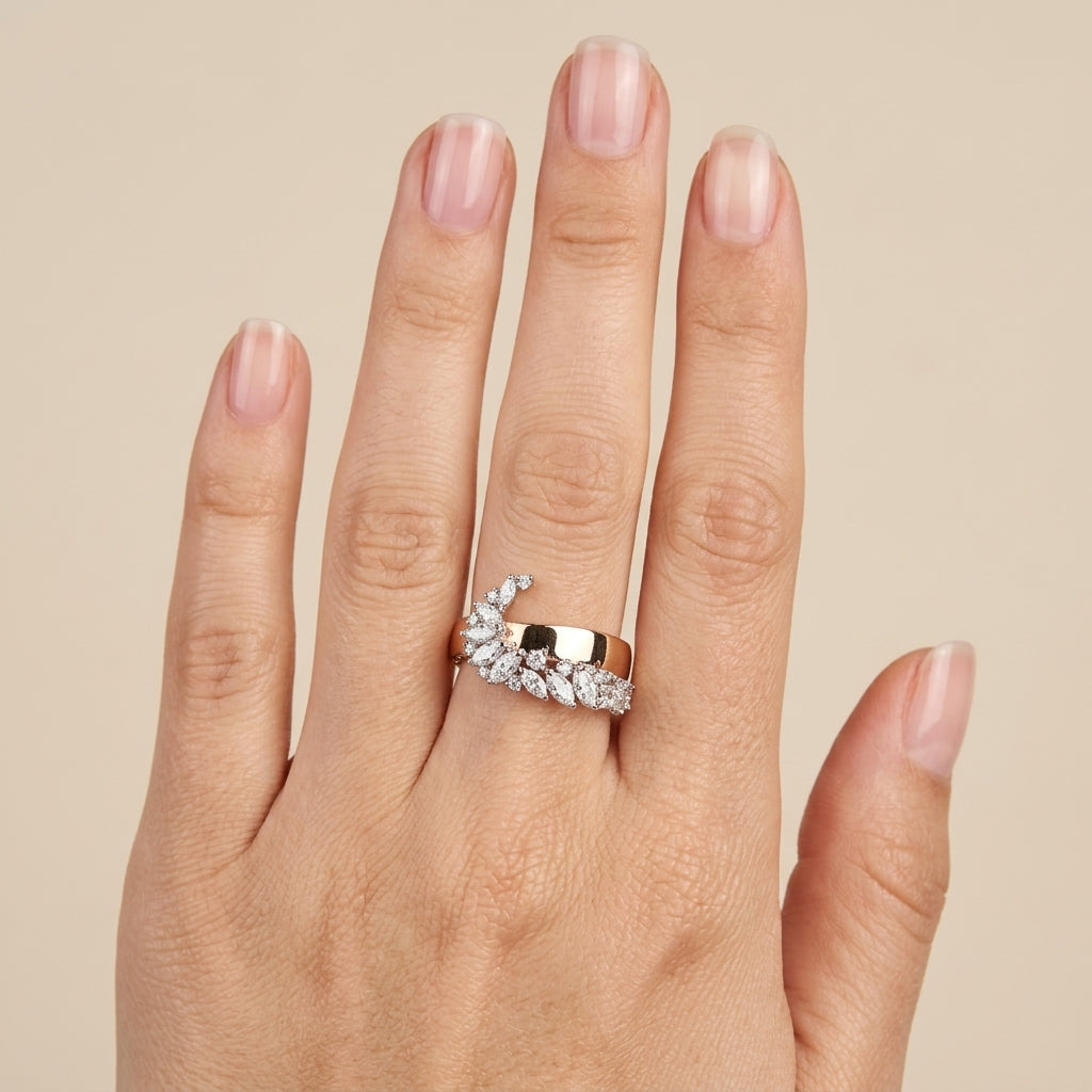 Bague en or rose 18k anneau motif maille, pierres serties - bijou porté par une mannequin