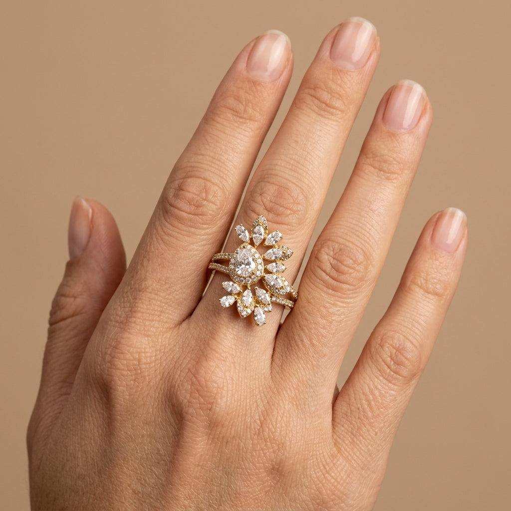 Bague fleur en or rose 18k pierres marquises serties, double anneau - bijou porté par une mannequin