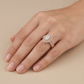 Bague solitaire halo poire en or rose 18k anneau serti - bijou porté par une mannequin
