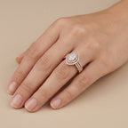 Bague solitaire halo poire en or rose 18k anneau serti - bijou porté par une mannequin