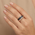 Bague anneau large en or rose 18k pierres bleues baguettes serties - bijou porté par une mannequin