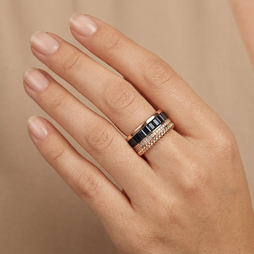 Bague anneau large en or rose 18k pierres bleues baguettes serties - bijou porté par une mannequin