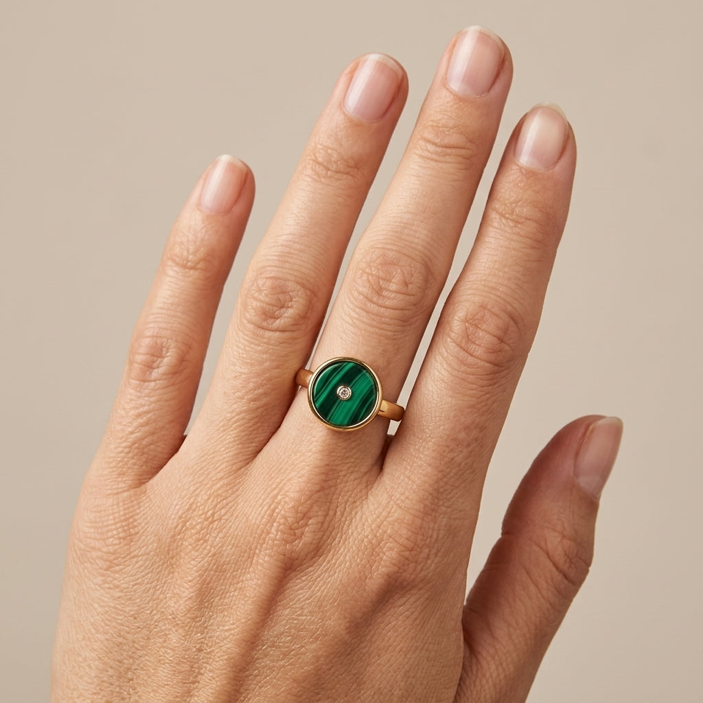 Bague en or jaune 18k pierre verte malachite ronde - bijou porté par une mannequin