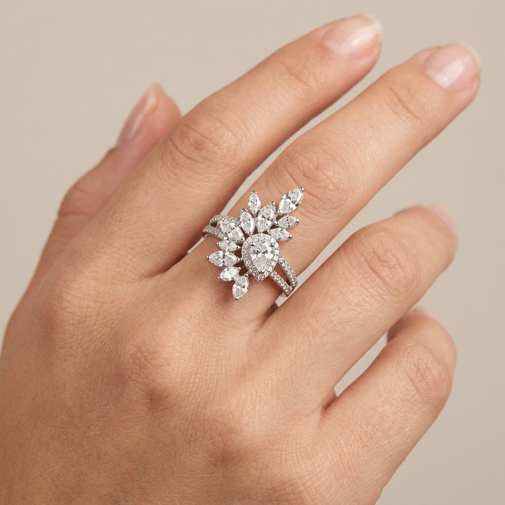 Bague en or blanc 18k pierres marquises serties, motif feuille - bijou porté par une mannequin
