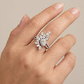 Bague en or blanc 18k pierres marquises serties, motif feuille - bijou porté par une mannequin