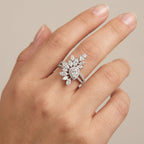 Bague en or blanc 18k pierres marquises serties, motif feuille - bijou porté par une mannequin
