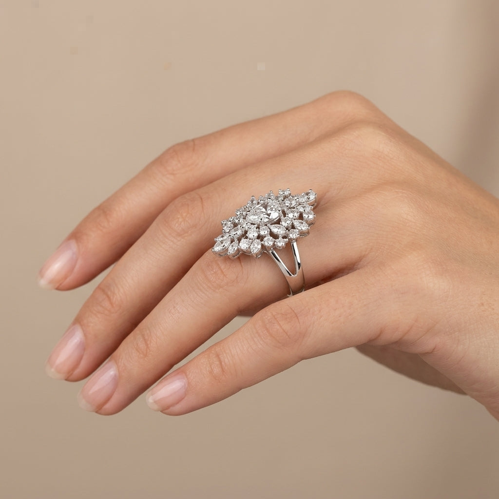 Bague en or blanc 18k pierres marquises et rondes serties, motif fleur - bijou porté par une mannequin
