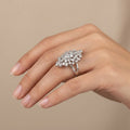 Bague en or blanc 18k pierres marquises et rondes serties, motif fleur - bijou porté par une mannequin