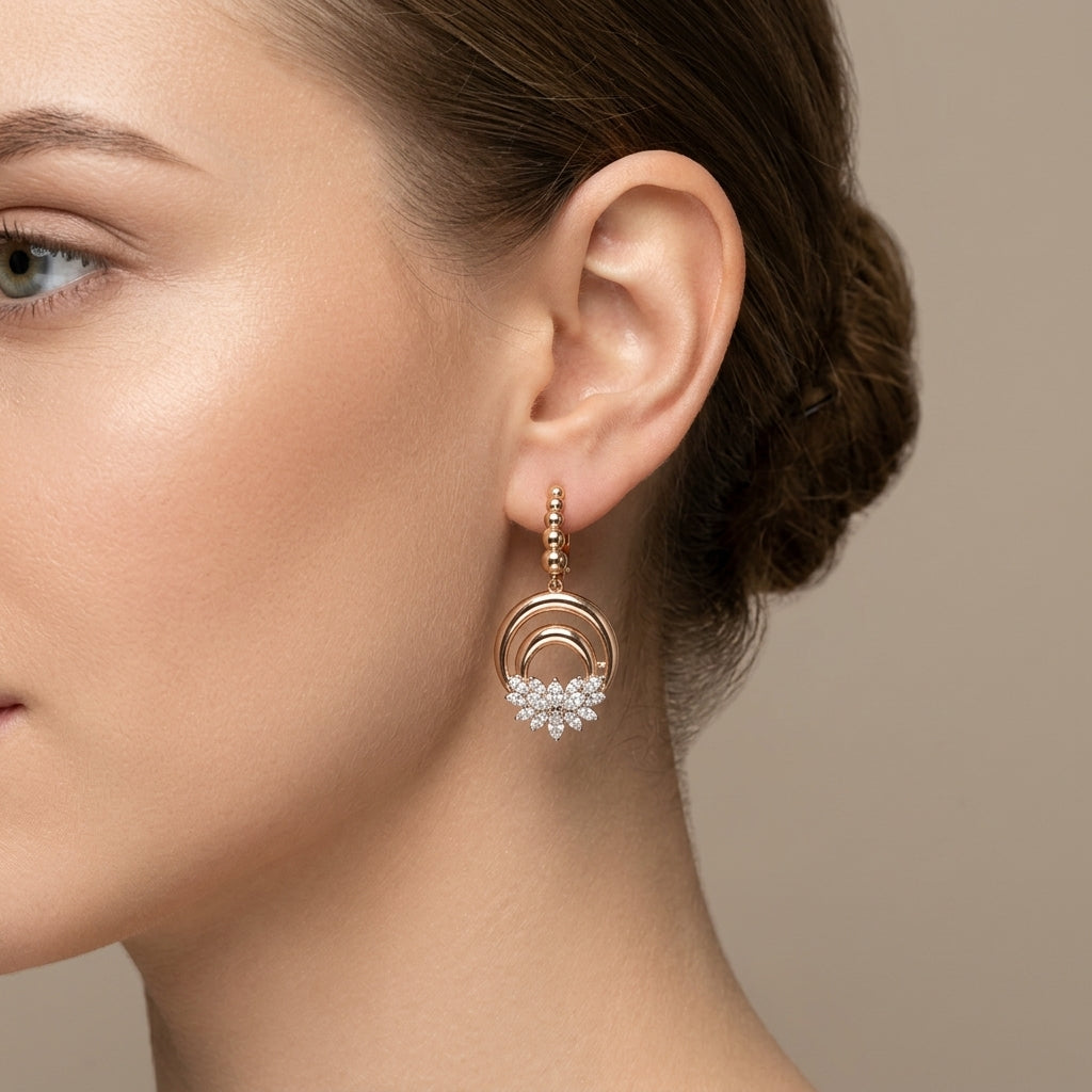 Boucles d'oreilles pendantes croissants en or rose 18k pavés de pierres - bijou porté par une mannequin