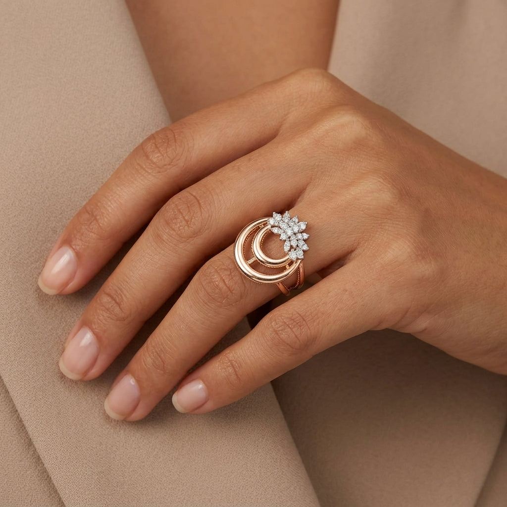 Bague croissant en or rose 18k pavée de pierres - bijou porté par une mannequin