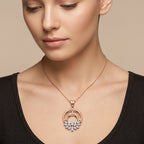 Pendentif croissant en or rose 18k pavé de pierres - bijou porté par une mannequin