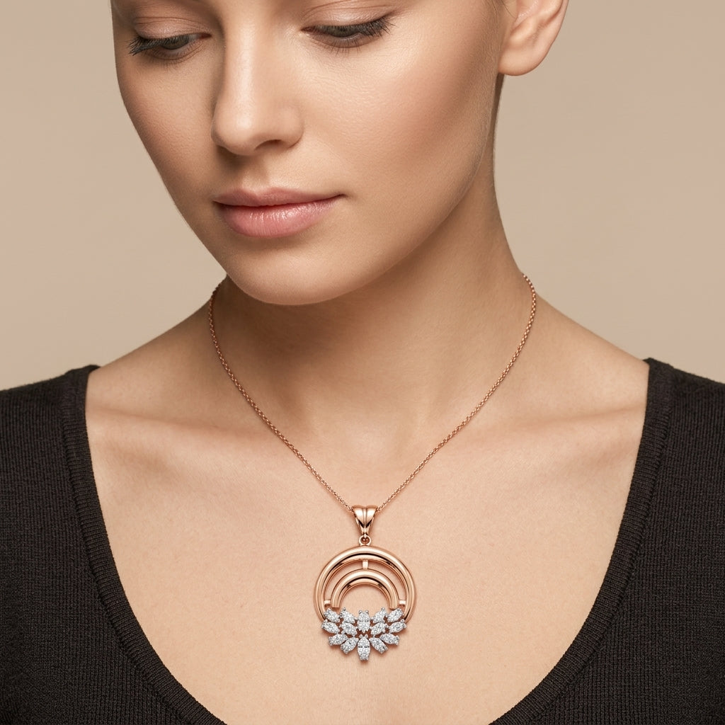 Pendentif croissant en or rose 18k pavé de pierres - bijou porté par une mannequin