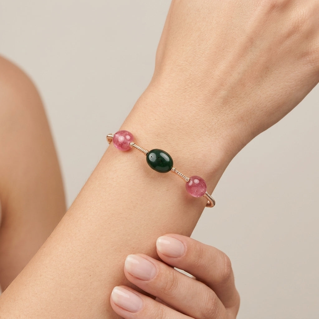Bracelet jonc ouvert en or rose 18k pierres rose et verte cabochon - bijou porté par une mannequin
