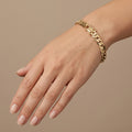 Gourmette maille cubaine en or jaune 18k - bijou porté par une mannequin