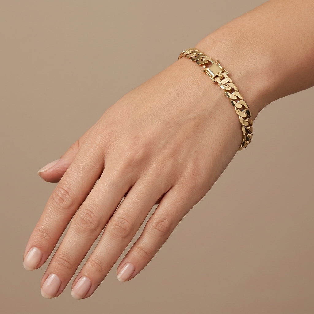 Gourmette maille cubaine en or jaune 18k - bijou porté par une mannequin