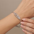 Bracelet double chaîne en or blanc 18k plaque sertie, pierres mobiles - bijou porté par une mannequin