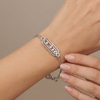 Bracelet double chaîne en or blanc 18k plaque sertie, pierres mobiles - bijou porté par une mannequin