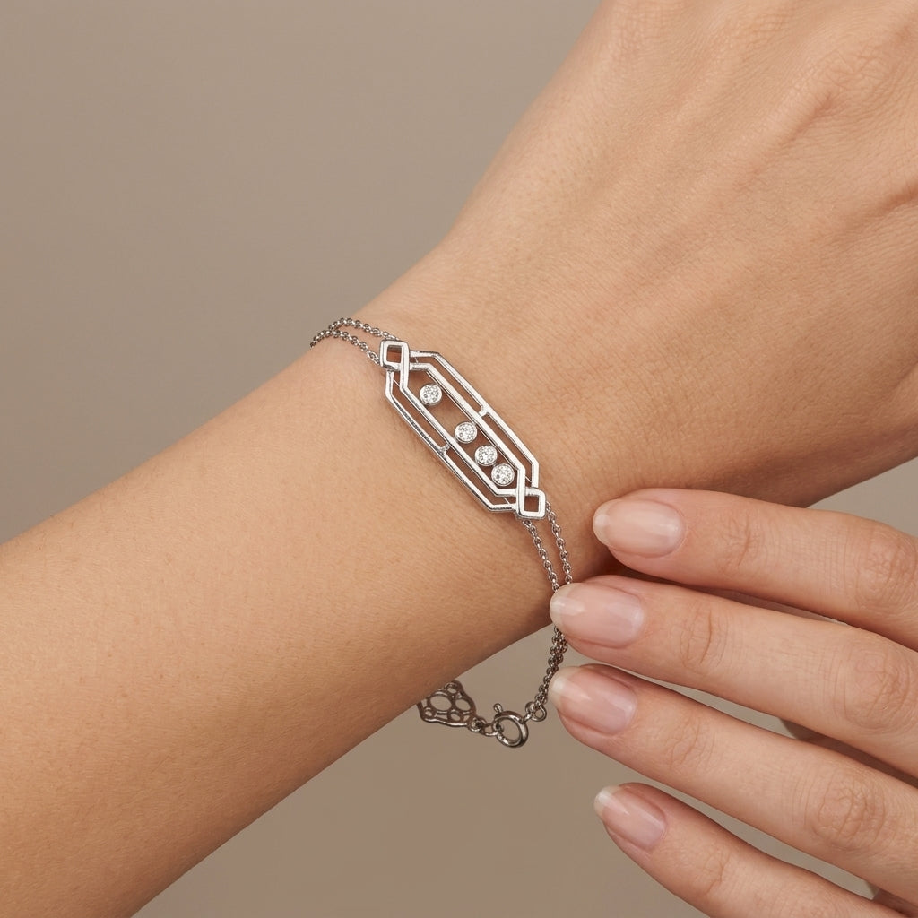 Bracelet double chaîne en or blanc 18k plaque sertie, pierres mobiles - bijou porté par une mannequin