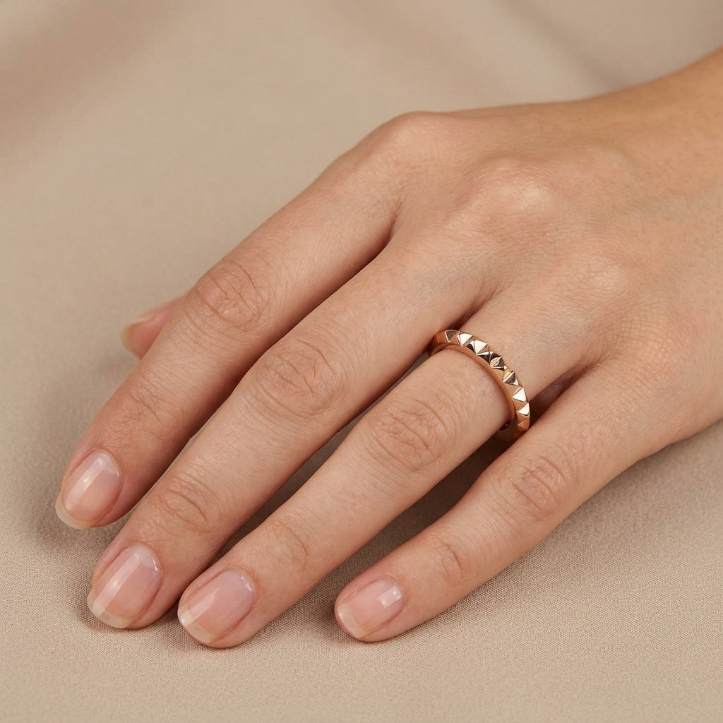 Bague anneau clouté en or rose 18k - bijou porté par une mannequin
