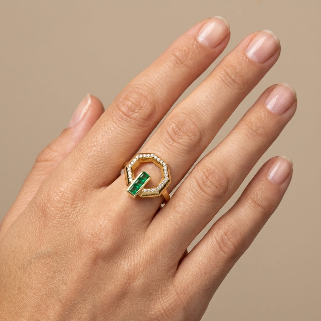 Bague en or jaune 18k pierre verte rectangulaire, anneau octogonal serti - bijou porté par une mannequin