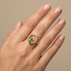 Bague en or jaune 18k pierre verte rectangulaire, anneau octogonal serti - bijou porté par une mannequin