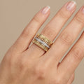 Bague large en or jaune 18k anneaux multiples, rangée sertie - bijou porté par une mannequin