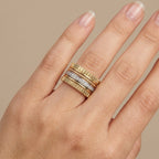 Bague large en or jaune 18k anneaux multiples, rangée sertie - bijou porté par une mannequin