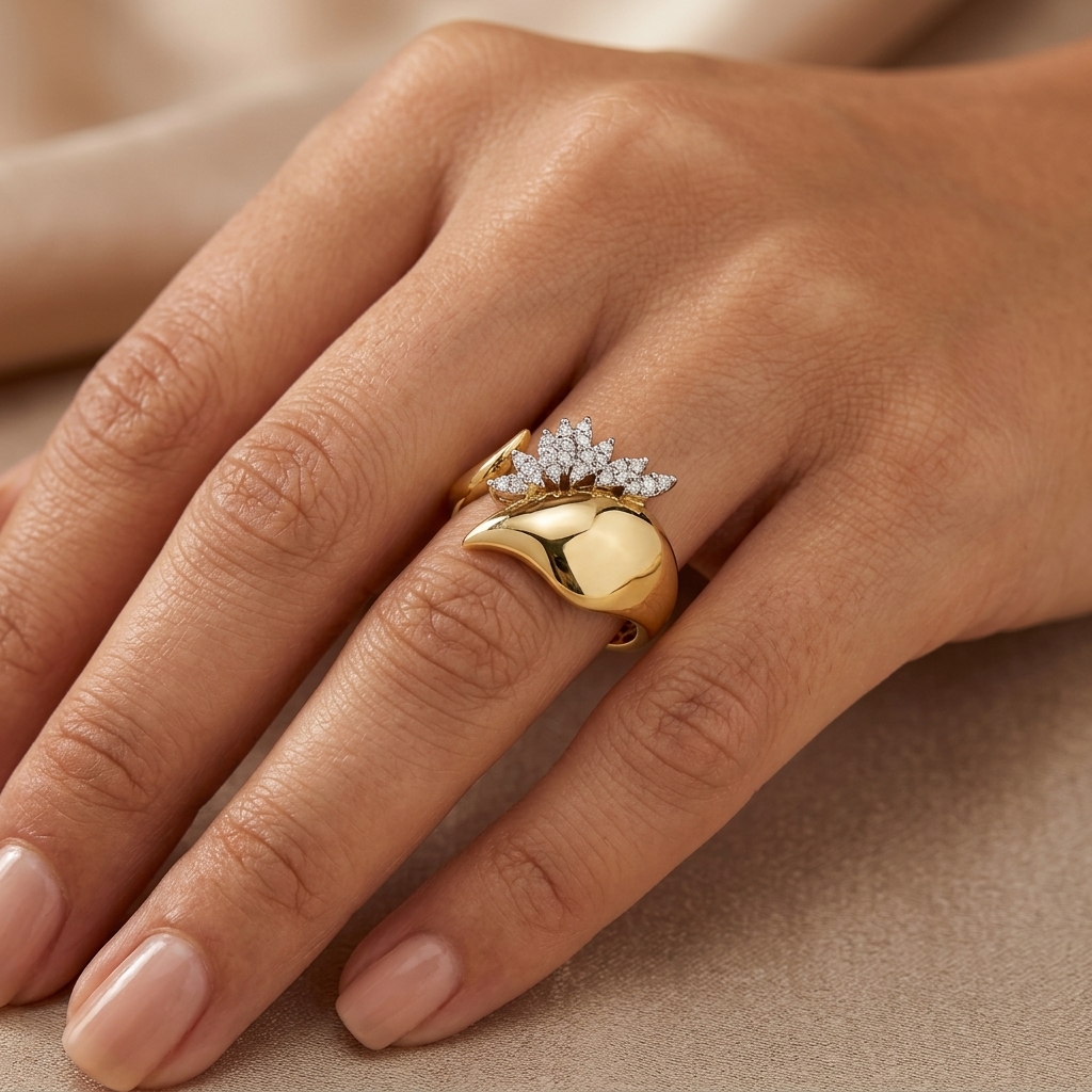 Bague Ouverte Or Jaune - Feuilles Serties de Pierres — présenté sur mannequin