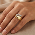 Bague Ouverte Or Jaune - Feuilles Serties de Pierres — présenté sur mannequin