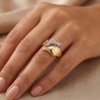 Bague Ouverte Or Jaune - Feuilles Serties de Pierres — présenté sur mannequin